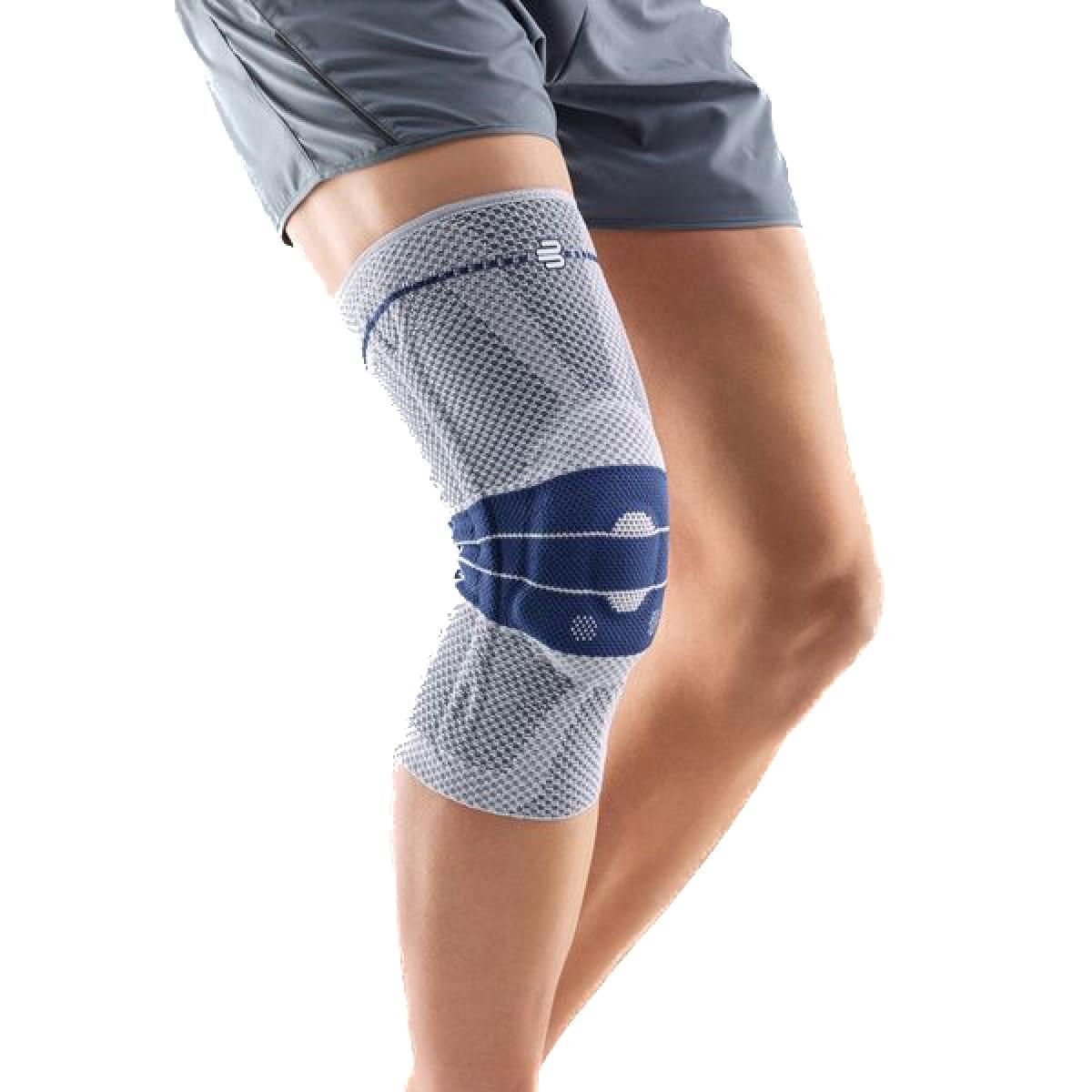 Mann trägt Kniebandage
