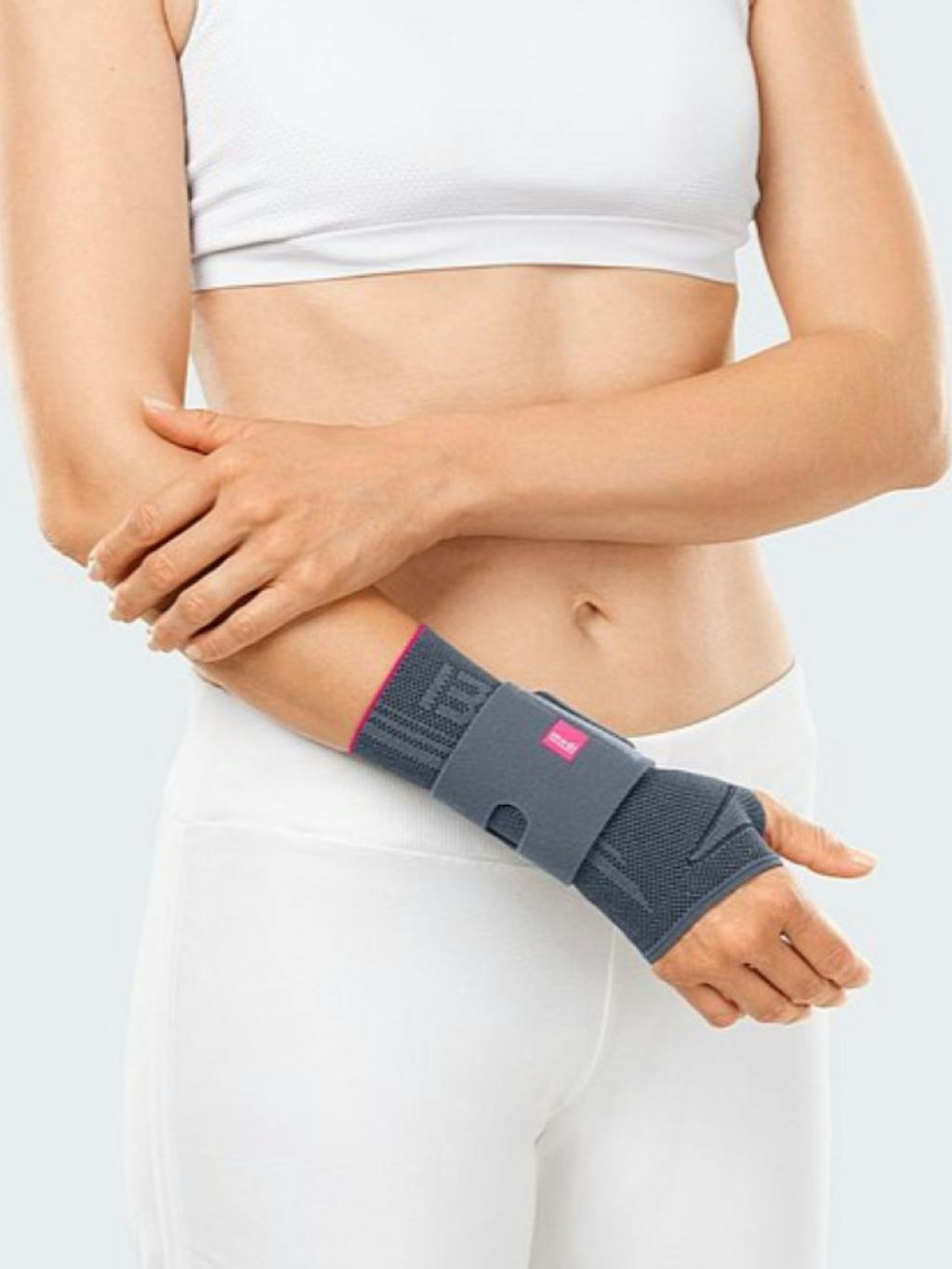 Frau trägt Handgelenkbandage