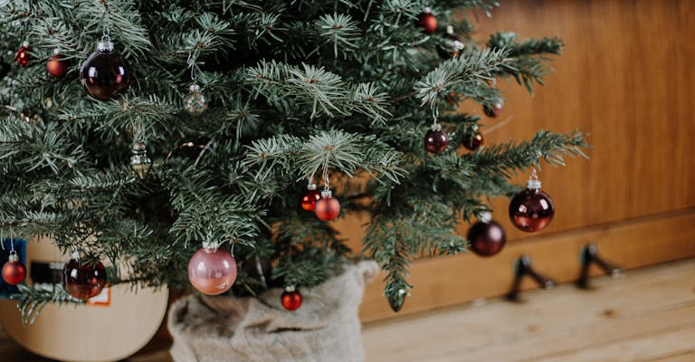 Weihnachtsbaum mit roten Kugeln