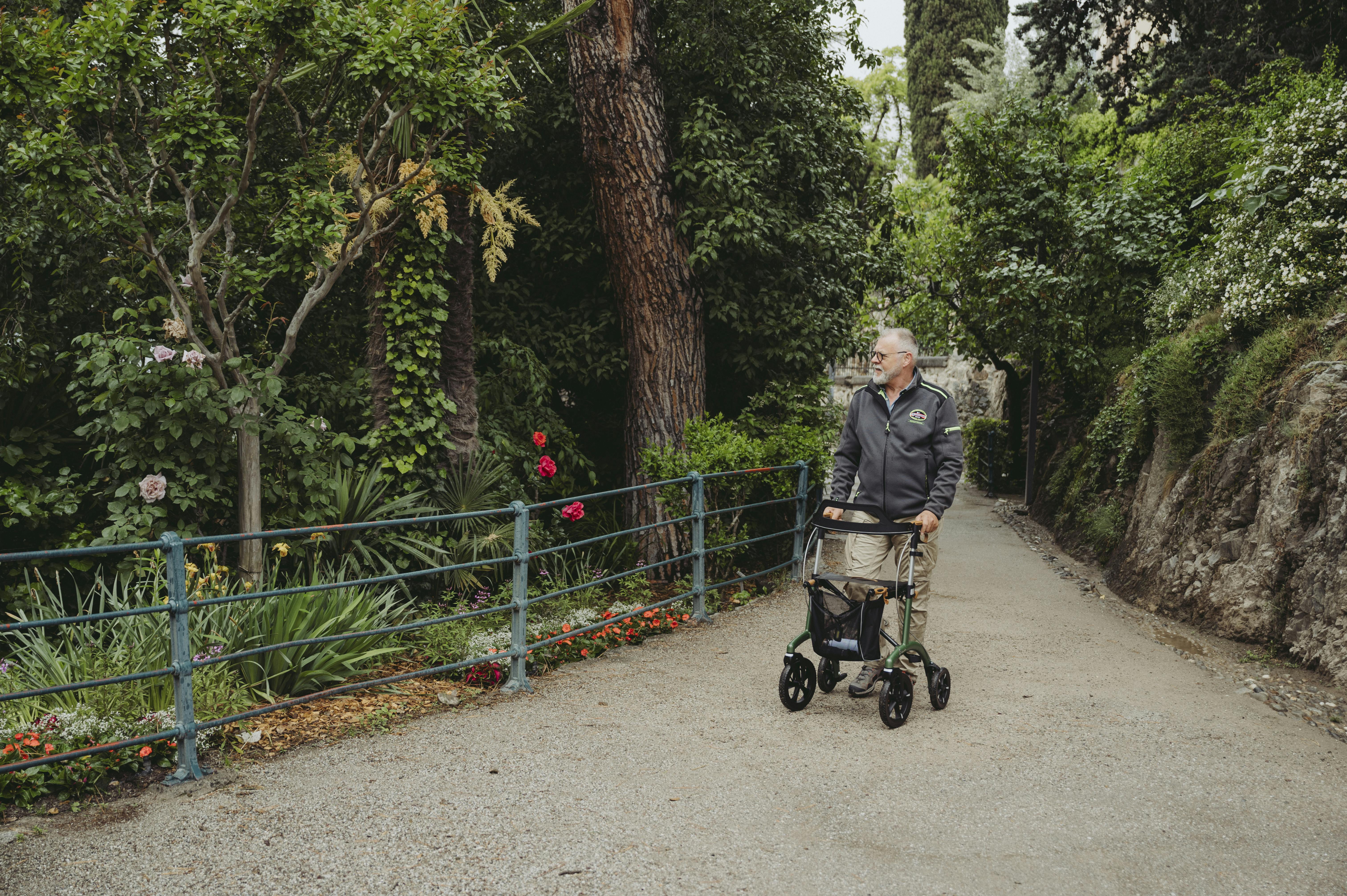 Mann mit Rollator