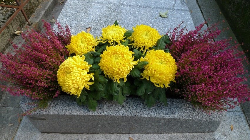 monument funéraire avec jardinière