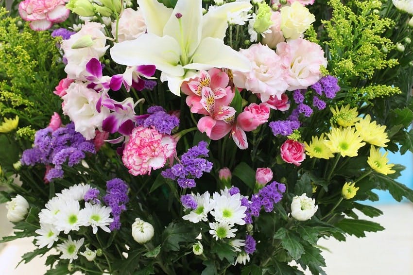 bouquet de deuil avec fleurs de plusieurs couleurs