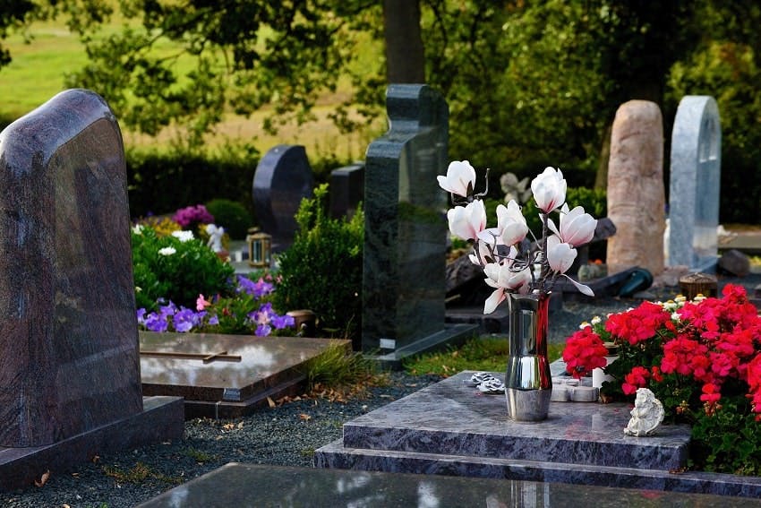 tombes avec fleurs dans un cimetière