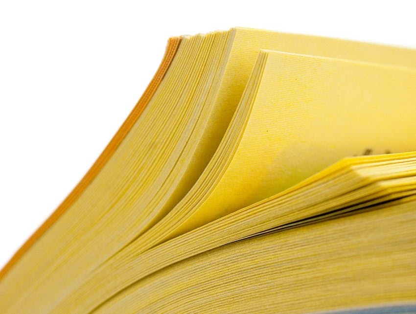 livre jaune légèrement ouvert