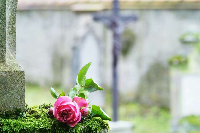 fleurs deuil cérémonie catholique