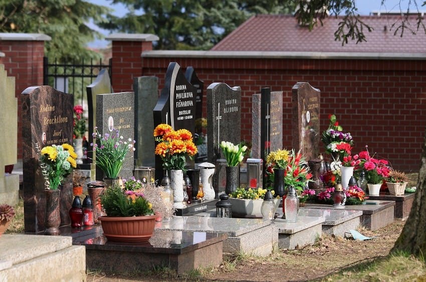 rangée de tombes dans un cimetière