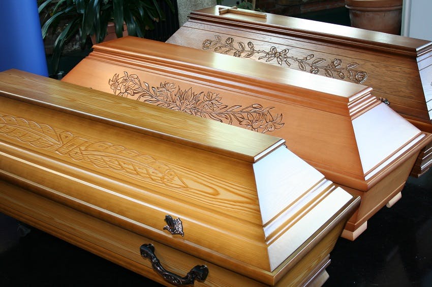 trois cercueils en bois avec gravures
