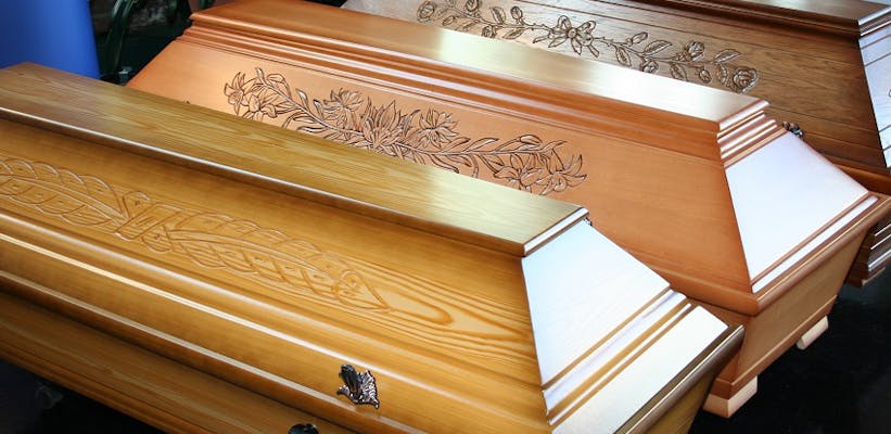 trois cercueils en bois avec gravures