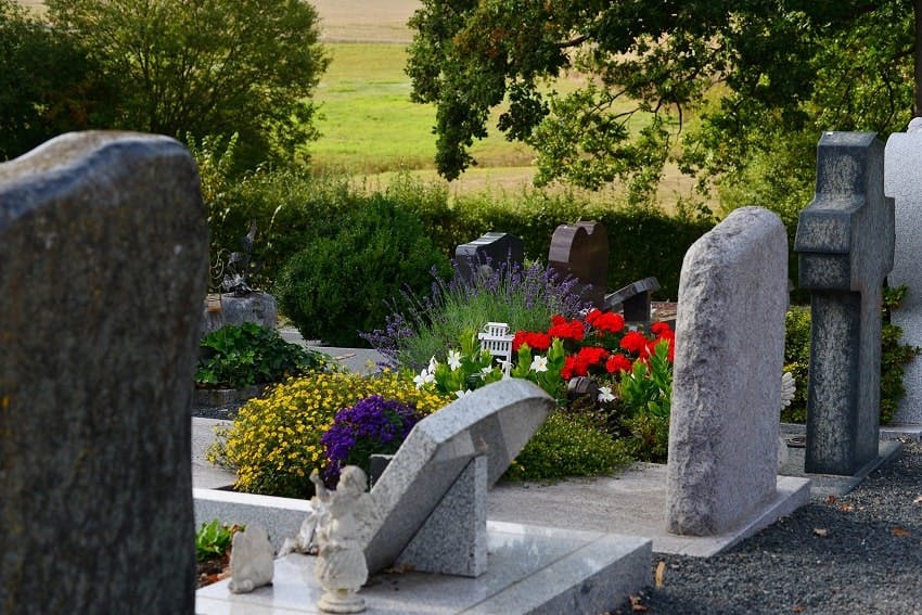 stèles et fleurs cimetière