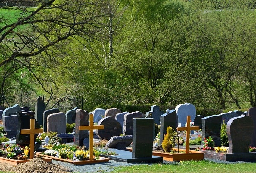 tombes dans un cimetière