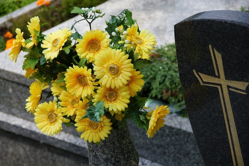 fleurs jaunes posées sur tombe