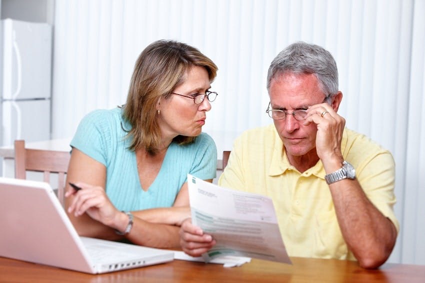 un couple en train de discuter sur un document 