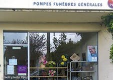Devanture de Pompes Funèbres Générales