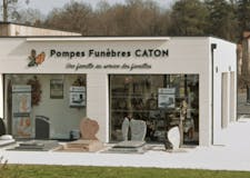 Devanture de Pompes Funèbres Caton
