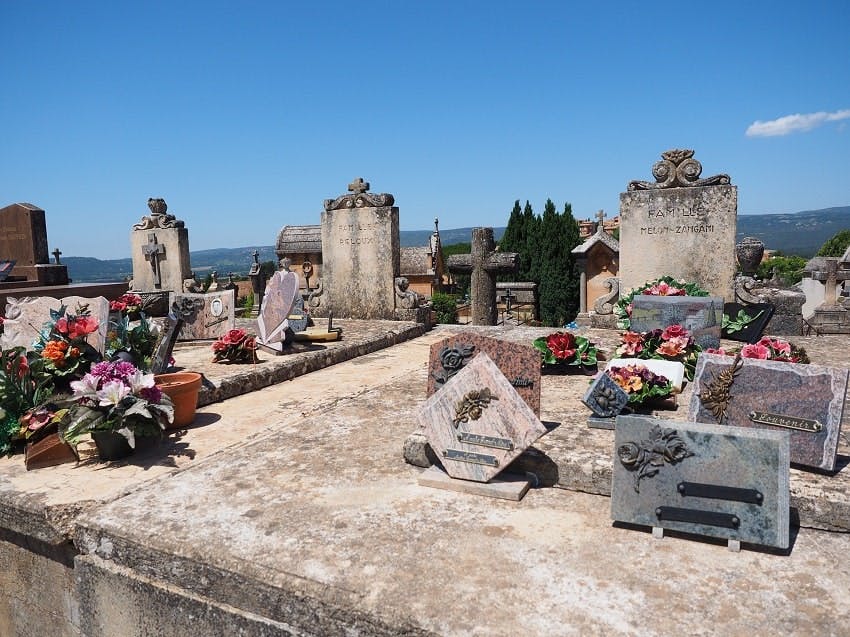 monuments funéraires avec des plaques funéraires
