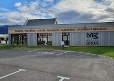 Devanture de Pompes Funèbres Brun