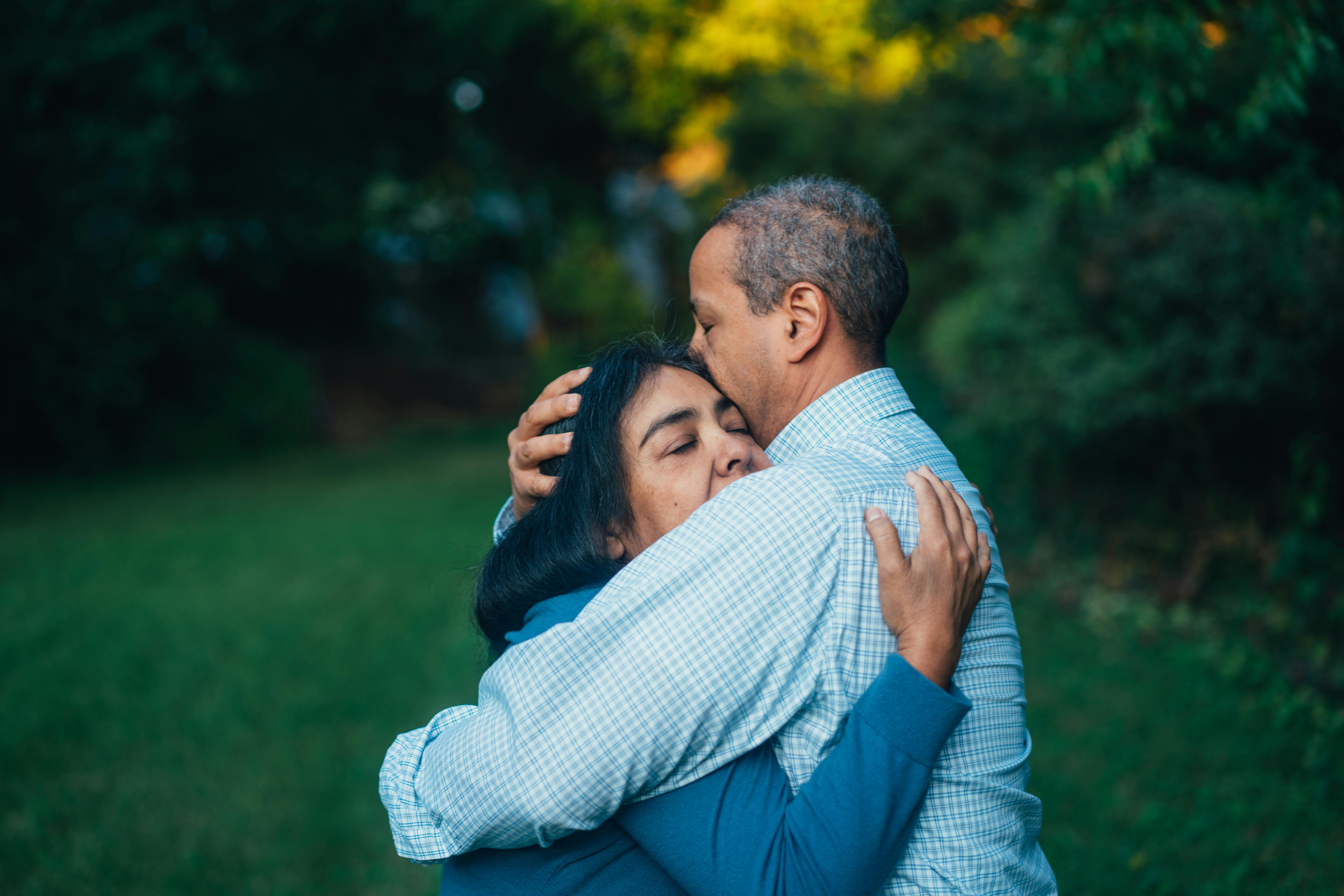 hug-woman-green
