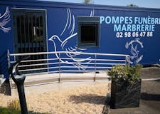 Devanture de Pompes Funèbres et Marbrerie Costiou-Sellin
