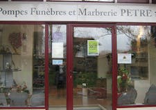 Devanture de Pompes Funèbres et Marbrerie Pêtre