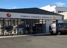 Devanture de Pompes Funèbres Générales