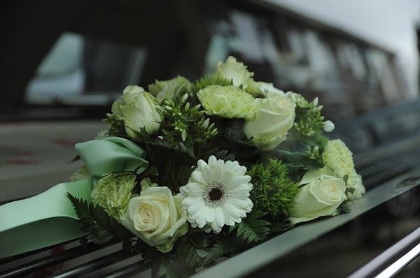 Comment faire livrer des fleurs de deuil lors d'une cérémonie ?
