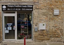 Devanture de Pompes Funèbres Anais Perin