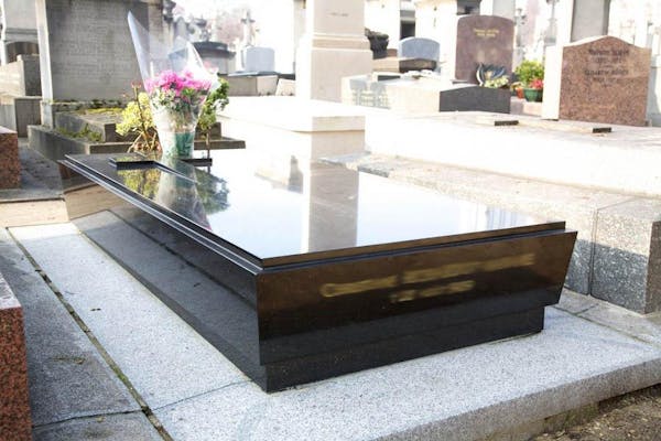 pierre tombale en granit