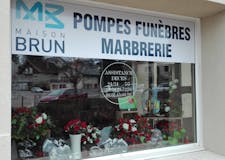 Devanture de Pompes Funèbres Brun