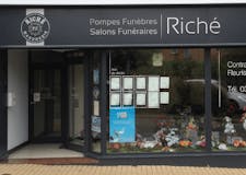 Devanture de Pompes Funèbres Marbrerie Riché