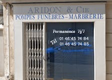 Devanture de Pompes Funèbres et Marbrerie Aridon et Cie