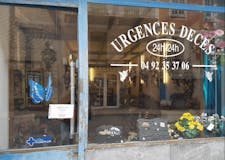 Devanture de Pompes Funèbres Ferret