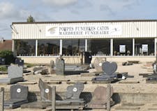 Devanture de Pompes Funèbres Caton