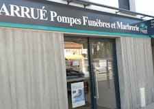 Devanture de Pompes Funèbres et Marbrerie Barrué - Dignité Funéraire