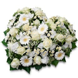 fleurs de deuil blanches en coeur