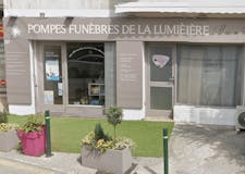 Devanture de Pompes Funèbres de la Lumière