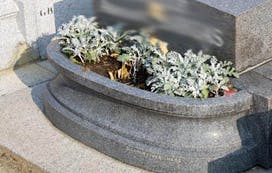jardinière pierre tombale
