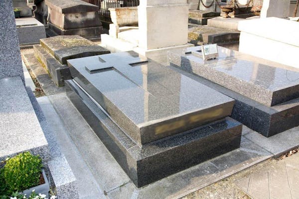 pierre tombale en granit