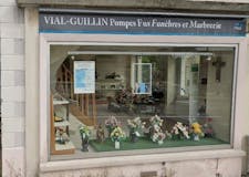 Devanture de Pompes Funèbres et Marbrerie Vial-Guillin