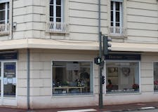 Devanture de Pompes Funèbres et Marbrerie Doussin