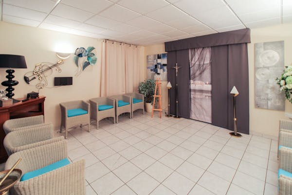 Photo d'un premier salon du funérarium le Châtaignier de Chaux