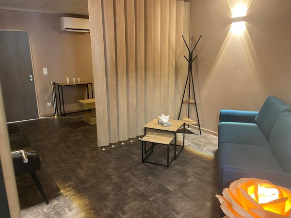 Photo d'un premier salon de Pompes Funèbres Marbrerie Gandy 


