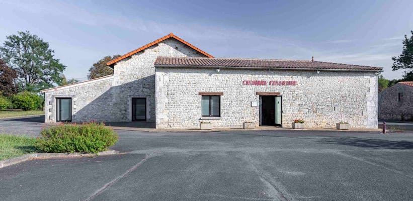 Photo de la devanture du funérarium de La Bergerie