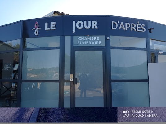Photo de la devanture du funérarium le jour d'après de Clapiers