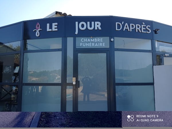 Photo de la devanture du funérarium le jour d'après de Clapiers