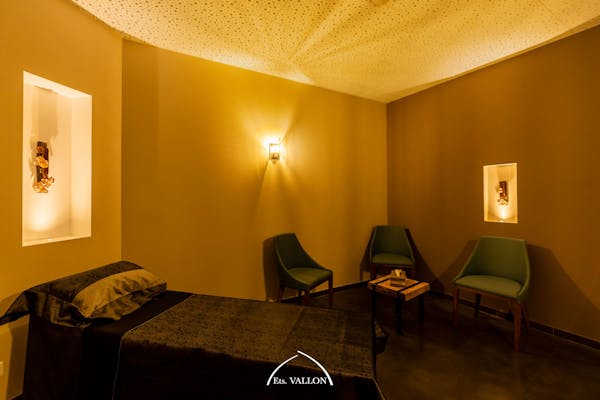 Photographie d'un premier salon de Loriol