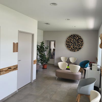 Photo de la salle d'attente de la Chambre funéraire OVP d'Alès