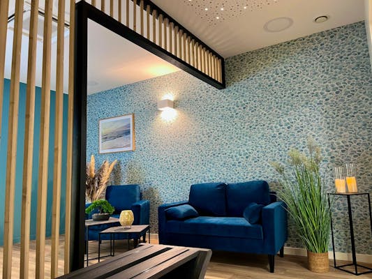 Photo d'un deuxième salon de la Pompes Funèbres et Marbrerie RIVIÈRE de Rouxmesnil-Bouteilles


