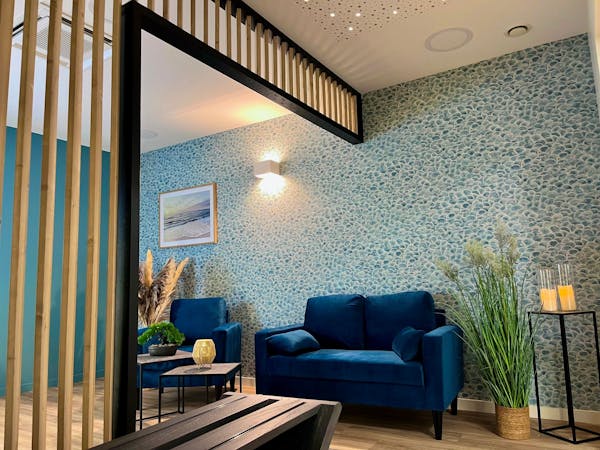 Photo d'un deuxième salon de la Pompes Funèbres et Marbrerie RIVIÈRE de Rouxmesnil-Bouteilles


