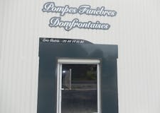 Devanture de Pompes Funèbres Domfrontaises
