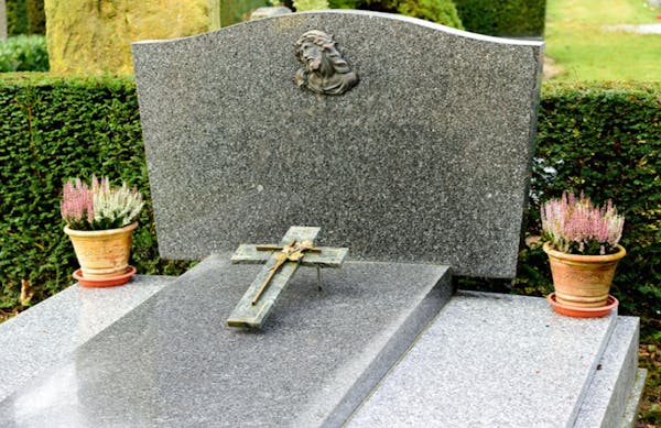 Photographies de KUZMA FUNERAIRE à D'Huison-Longueville